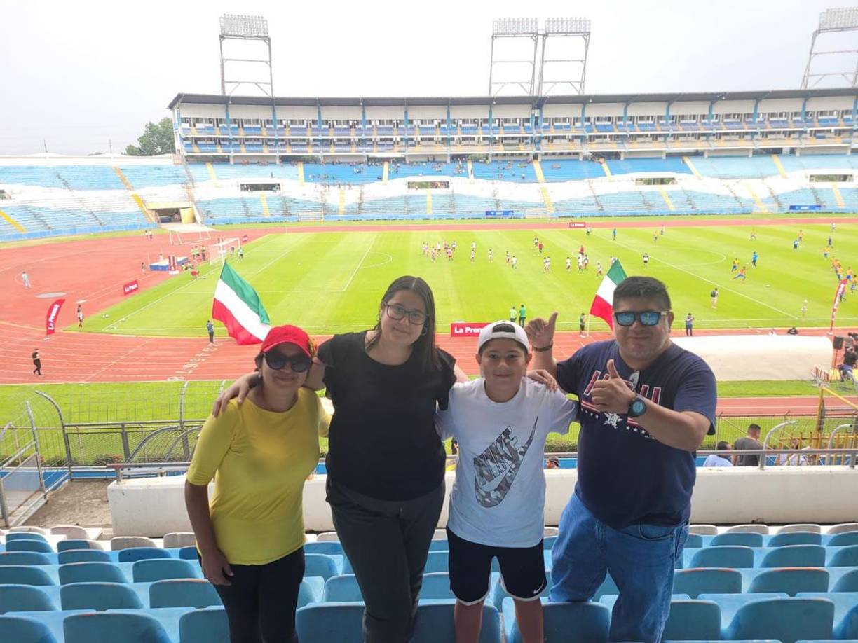 Mayra García, Ruth Zerón, Juan Manuel Zerón y Orlando García asistieron al Olímpico para ver el amistoso entre Marathón y Victoria.