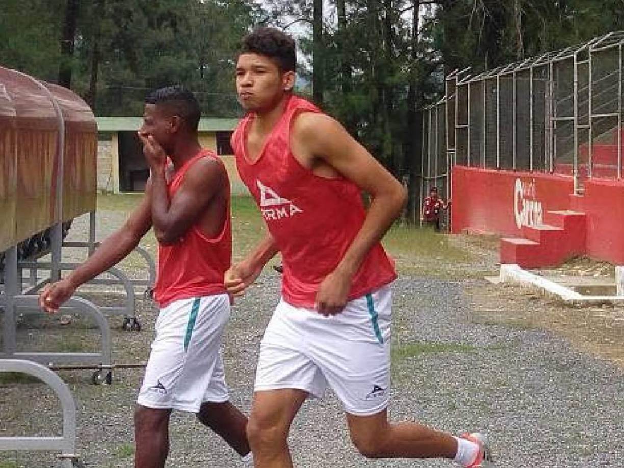 Con los selacios dura dos torneos y Real España lo ficha, ganando la partida a Motagua, Olimpia y Marathón.