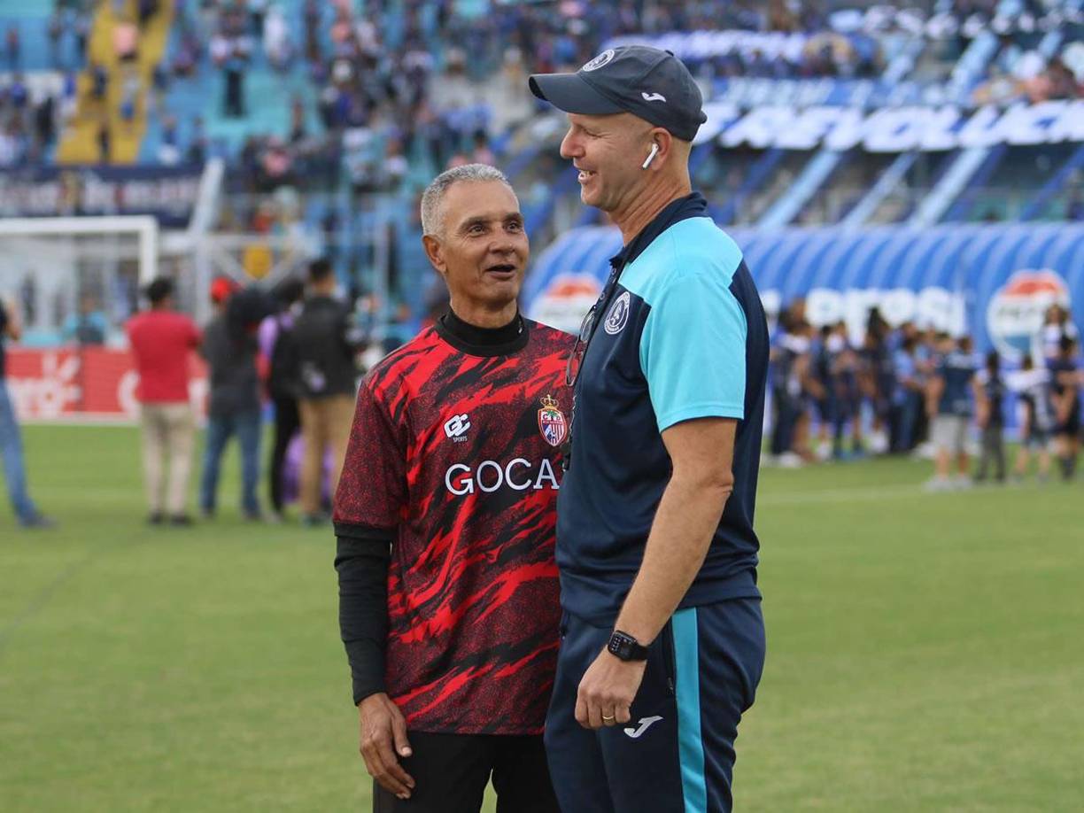 Patricio Negreira, preparador físico de Motagua, saludando a Horacio Londoño, entrenador de la Real Sociedad.