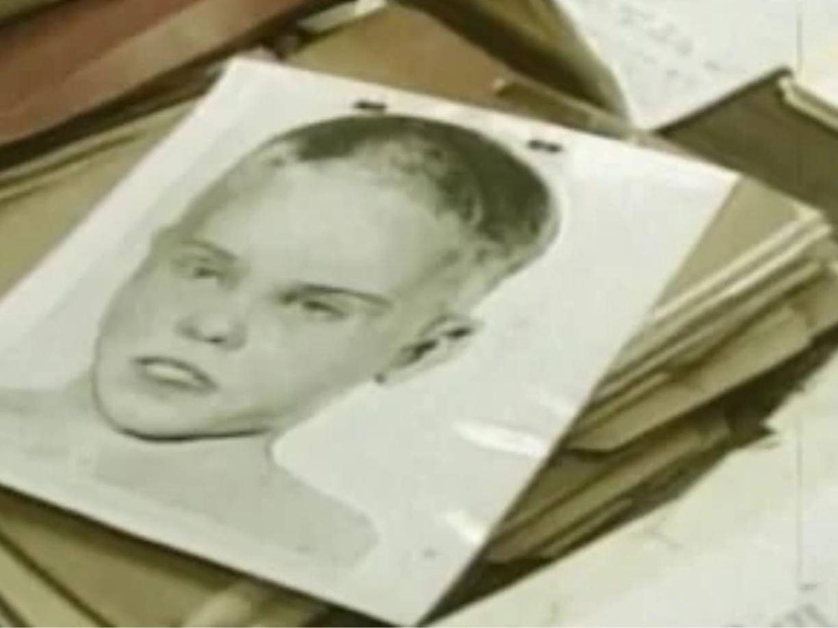 Gracias a una llamada anónima, los investigadores identificaron a la madre biológica y obtuvieron los registros de nacimiento, que incluían al padre. Los parientes paternos y eventualmente el padre también fueron identificados por investigadores y genealogistas genéticos.