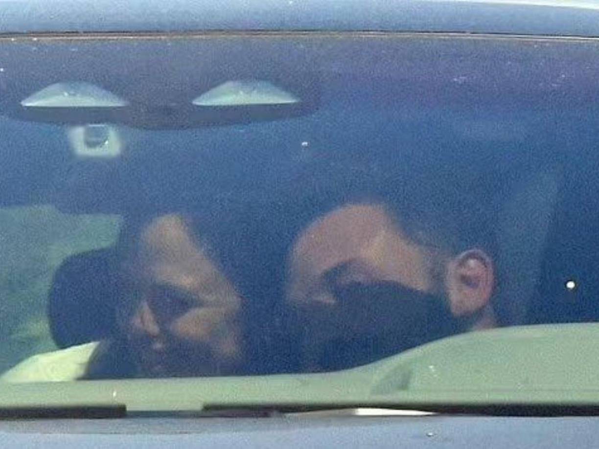 Incluso, se puede apreciar cómo el intérprete de Batman se inclina hacia el hombro de Garner antes de que ella bajara del vehículo.