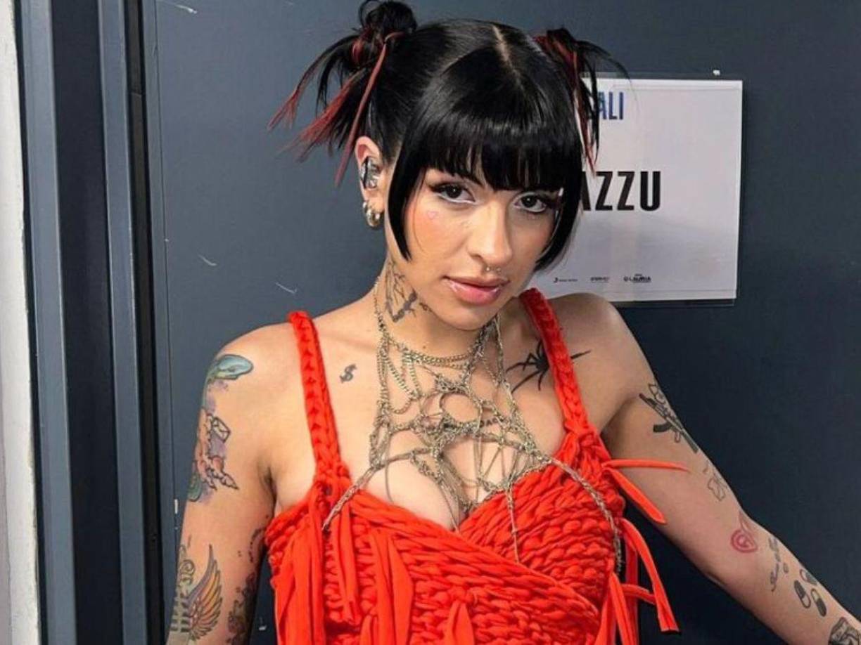 A las afueras de un famoso hotel en Argentina, donde celebraba el cumpleaños de su amiga La Joaqui, Cazzu no pudo evitar las preguntas del reportero de Ventaneando, quien no dudó en cuestionar a la trapera sobre cómo es su actual relación con el padre de su hija. A lo largo de la conversación, Julieta, nombre real de la cantante, mostró una actitud relajada y abierta, dando una cátedra de madurez, educación y una forma de cómo tratar a los medios de comunicación en medio de situaciones complejas.