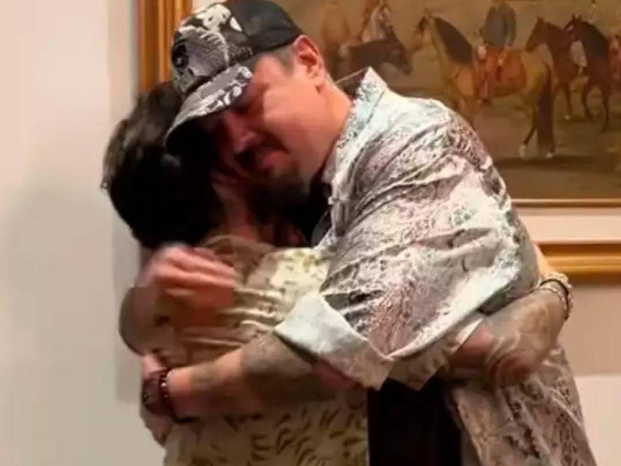 Confundido, Nodal le pregunta: “¿Altura aquí?”, a lo que el padre de Ángela le responde: “1.96 cabrón”, en referencia a que él era muy alto y su yerno no.