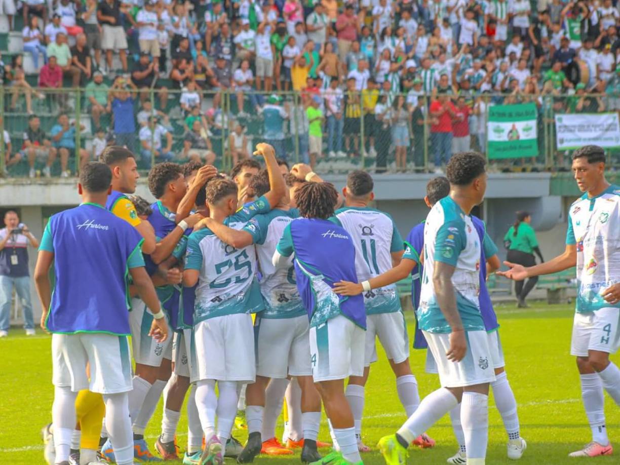 El primer campeón de la Liga Nacional de Honduras, Platense, con su sede establecida en Puerto Cortés en el estadio Excélsior. Acaba de perder la final del torneo Apertura. Es uno de los fuertes candidatos a ser invitados en primera.
