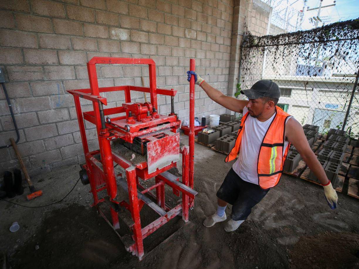 Otra de las adquisiciones fue esta máquina para bloques, con la cual pretenden reducir costos para futuras construcciones.