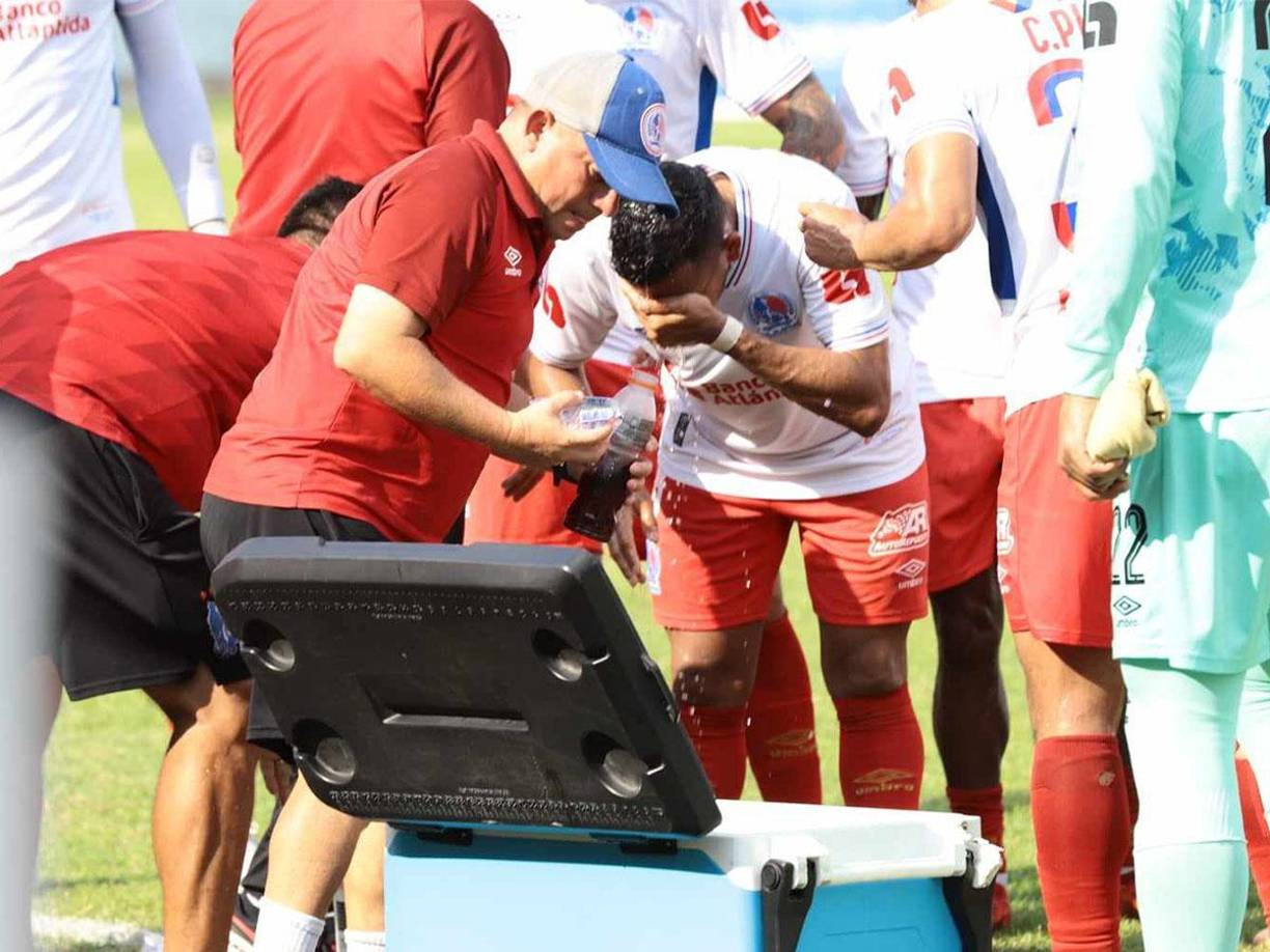 Bajo altas temperaturas se disputó el Victoria vs Olimpia y los jugadores tuvieron que refrescarse. 
