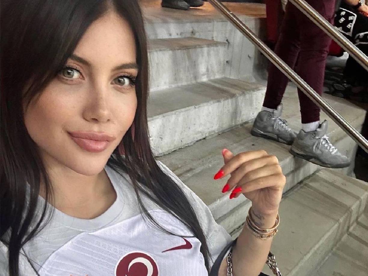 “Quiero que me acompañes y que me digas ‘sal, te traje algo’ o ‘puedo ir a verte, te extraño’. Que me dedique una canción y que me diga que me veo muy bonita”.