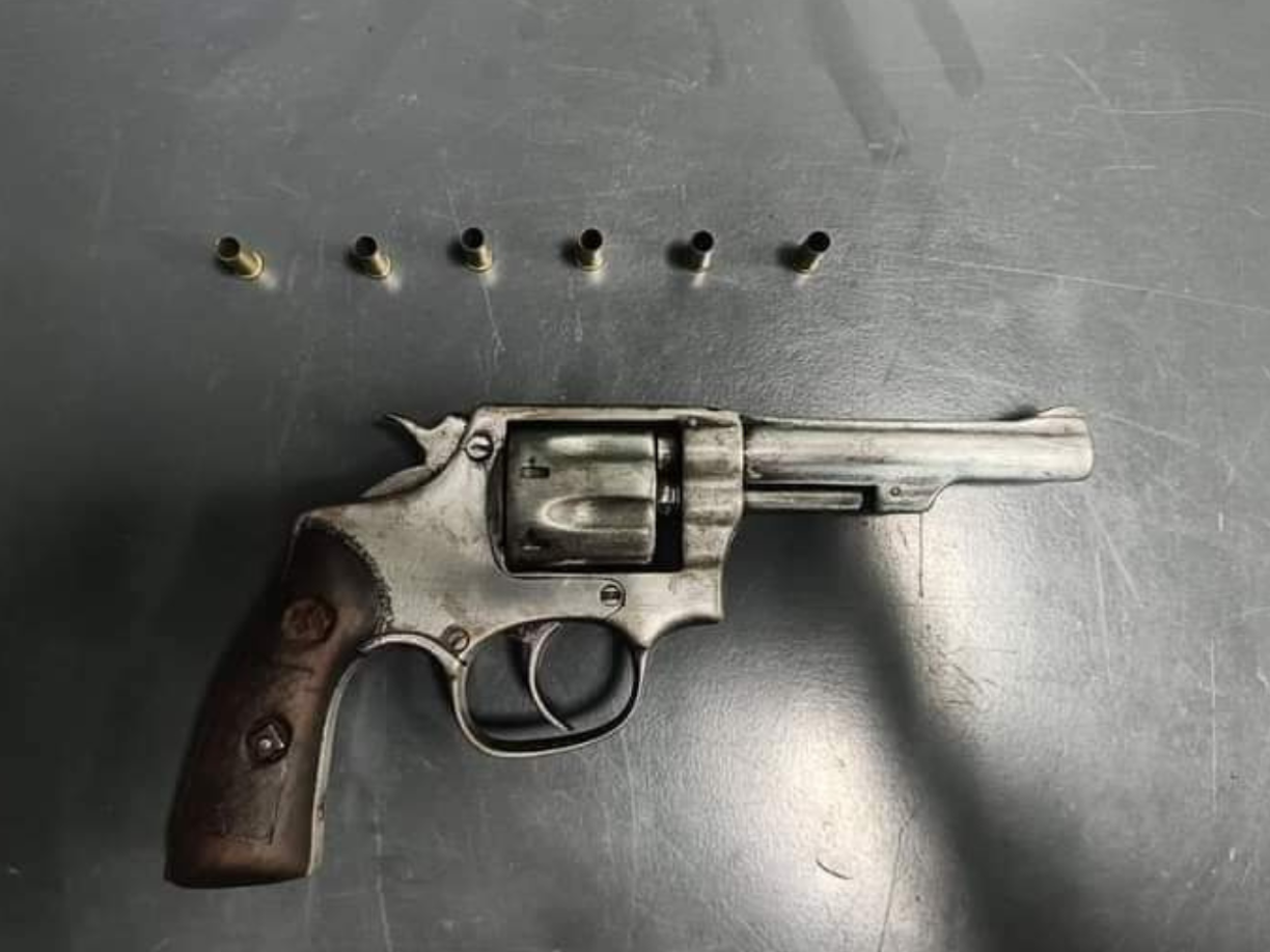 La Policial Nacional llegó a la escena y requirió al ciudadano a quien se le encontró un revólver calibre 38 y seis cartuchos percutidos.