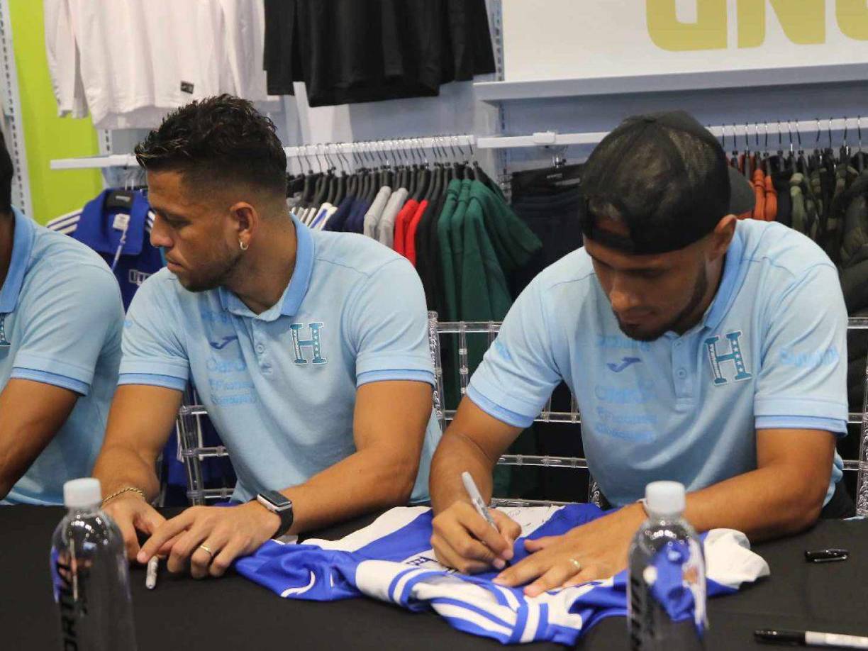 Alex López fue otro de los que regaló autógrafos. 