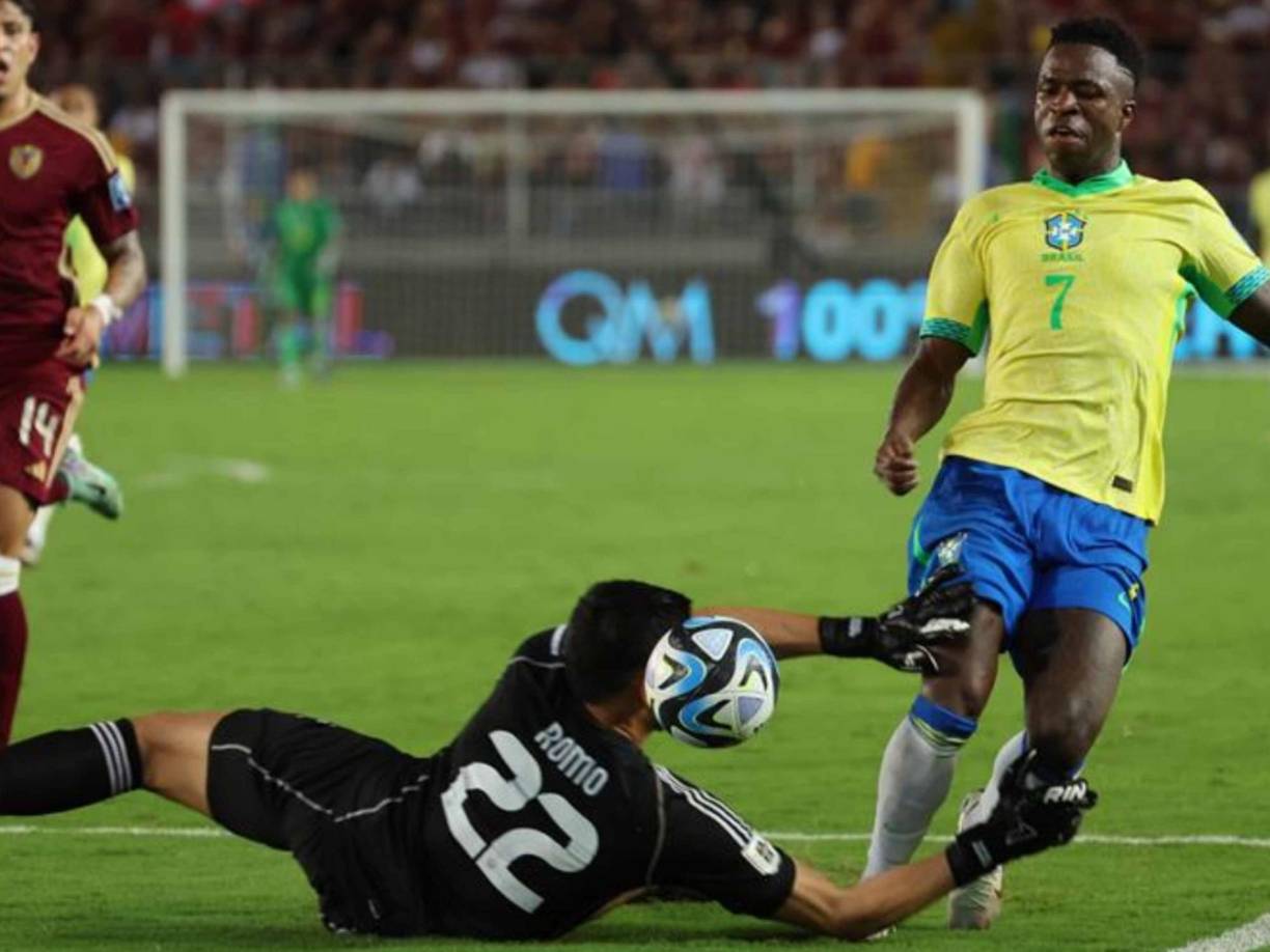 Venezuela fue armando jugadas por las bandas y desde el mediocampo a través de José ‘el Brujo’ Martínez, hasta una mala salida de Romo, que le dio un penalti a Brasil a los 62.