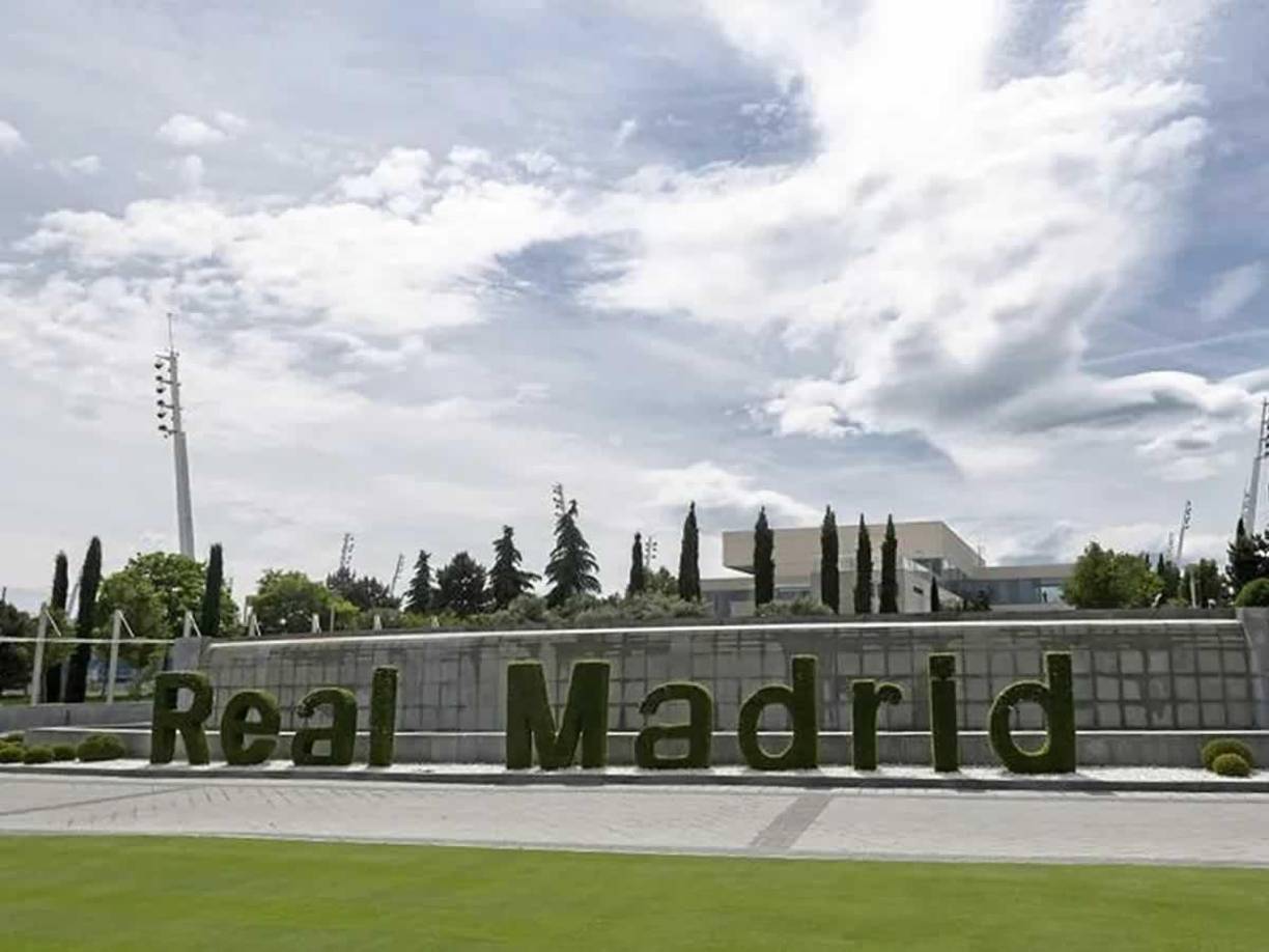 En una situación inusual, el ex futbolista reside ahora en una de las habitaciones del complejo deportivo de Valdebebas, que el Real Madrid utiliza como hotel para sus jugadores durante concentraciones, según el programa Fiesta de Telecinco.