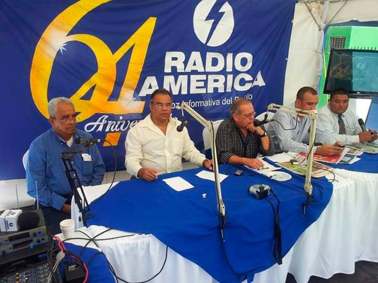 Junto a Russel Ramos /(izquierda) y Henry Marvin Cabrera (en medio de los cinco) fueron tres de las voces que marcaron una época en radio América.