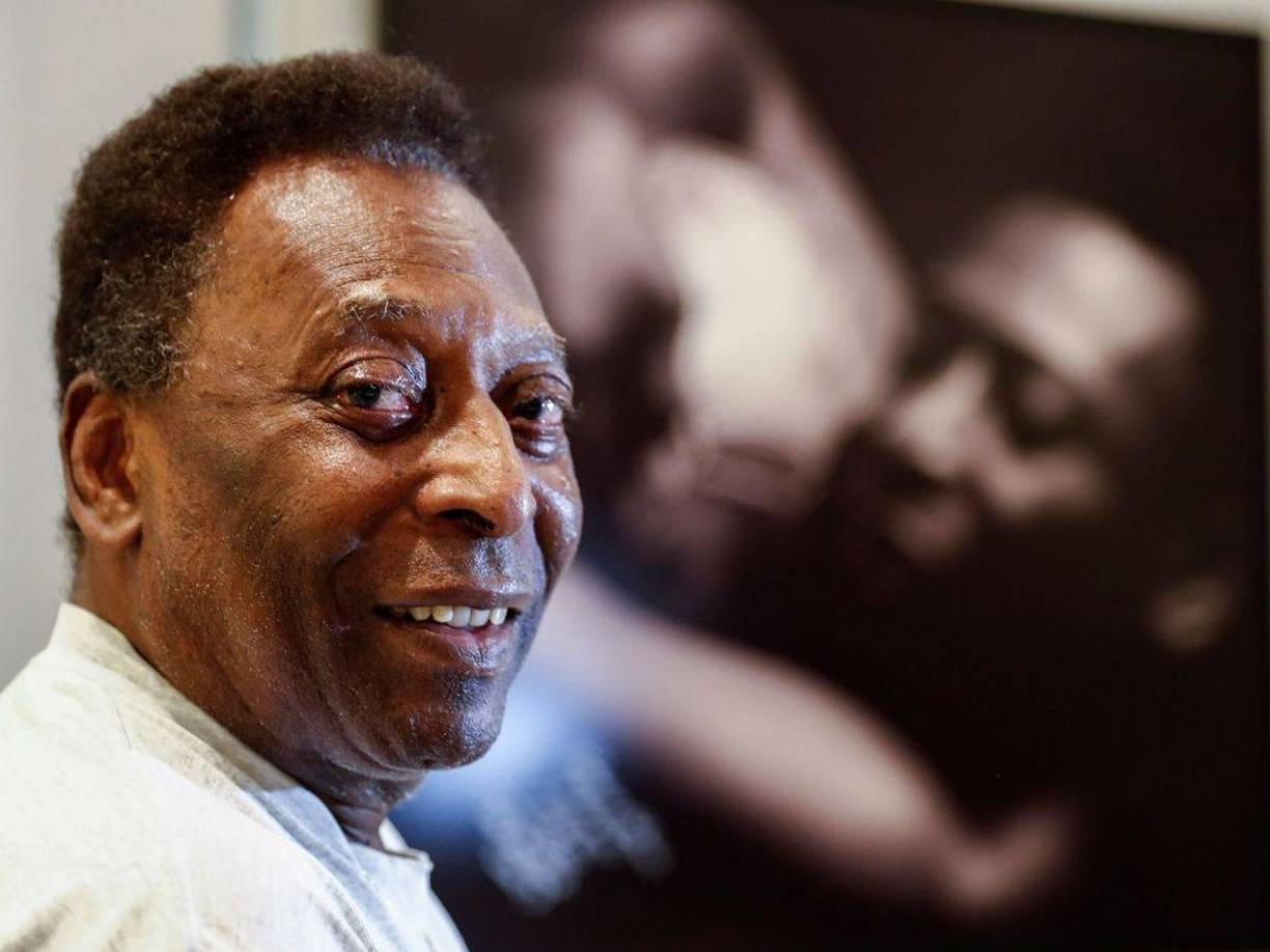 Edson Arantes do Nascimento sigue siendo el único futbolista que ha levantado tres copas del mundo, ganadas en 1958, en Suecia con tan solo 17 años, en 1962 en Chile y en 1970 en México, liderando una ‘canarinha’ muchas veces imitada pero jamás igualada.