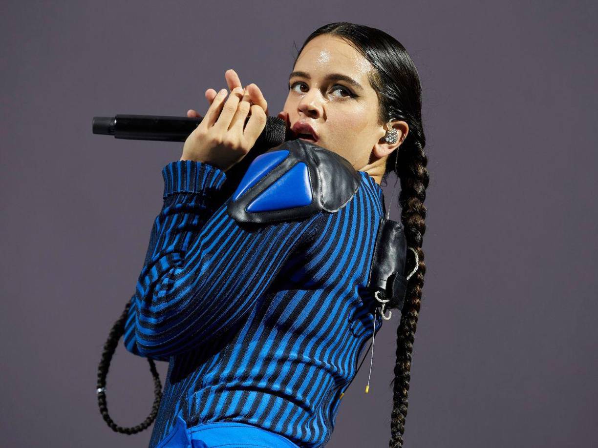 Sobre la fiesta, la ‘Motomami’ anticipó que podría ser una celebración íntima. “Chill, chill Pablo, con familia a lo mejor, no sé, como tranquilo, veremos”, comentó. Sin embargo, estuvo de acuerdo con el conductor que en ocasiones la lista de invitados se va haciendo cada vez más grande. “No sé, vamos a ver como termina esto”, comentó.