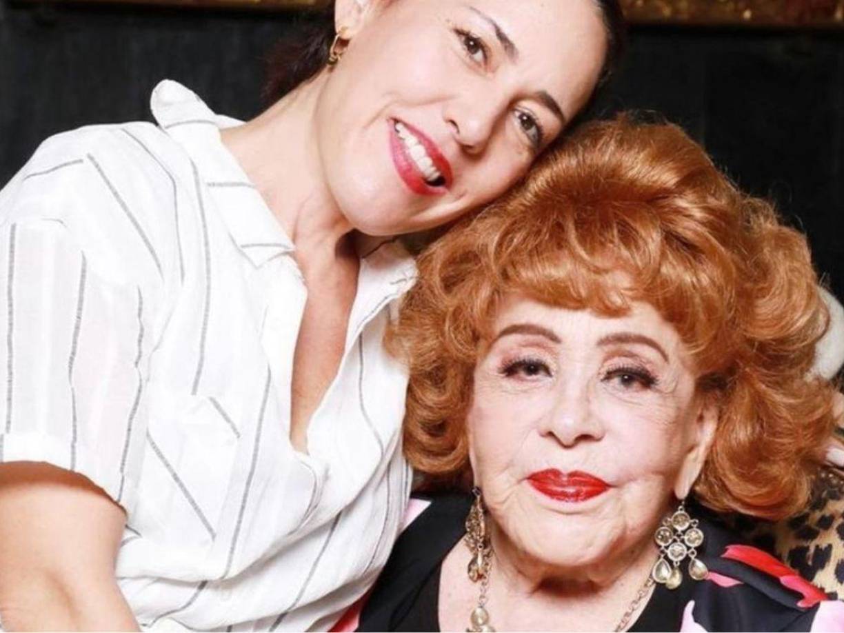 En medio de la incertidumbre por el estado de salud de Silvia Pinal, la noche de este 27 de noviembre, su nieta Stephanie Salas fue captada mientras llegaba a la clínica en la que se encuentra.