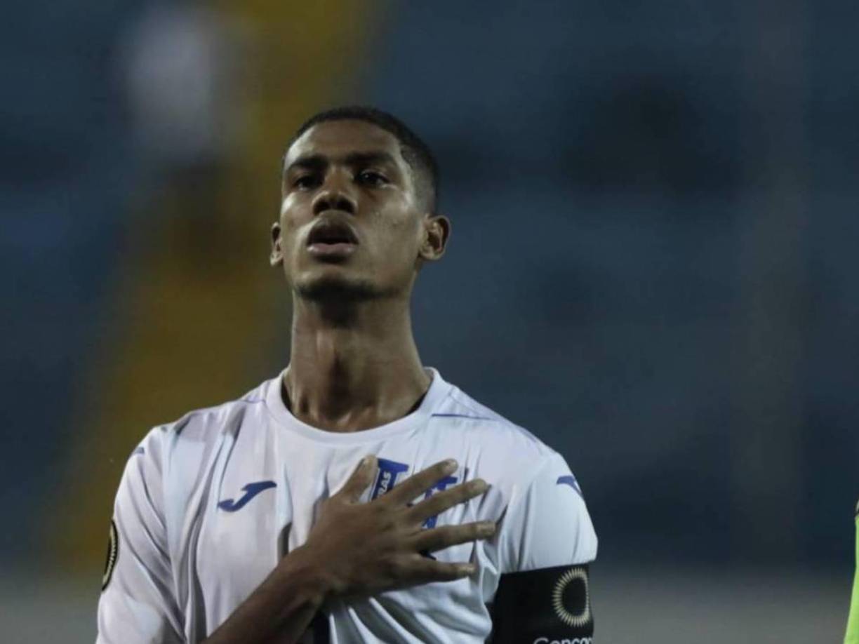 Aarón Zúniga está a prueba en el Olancho FC e intenta convencer a Ramón Maradiaga.