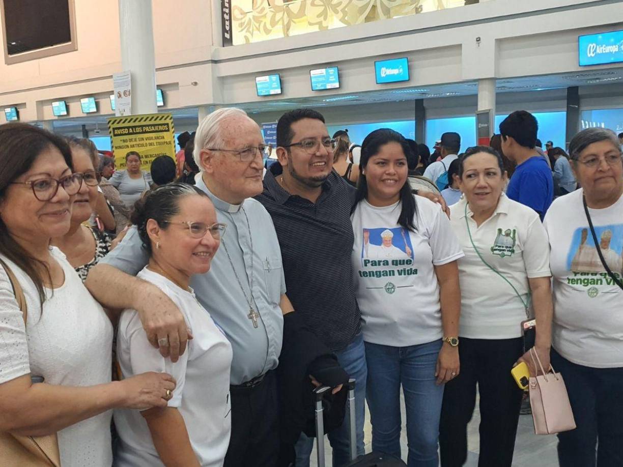 Como ocurrió con su llegada, hace 28 años, también muchas personas llegaron a despedirlo para desearle un buen viaje y agradecer el trabajo pastoral realizado en el país.