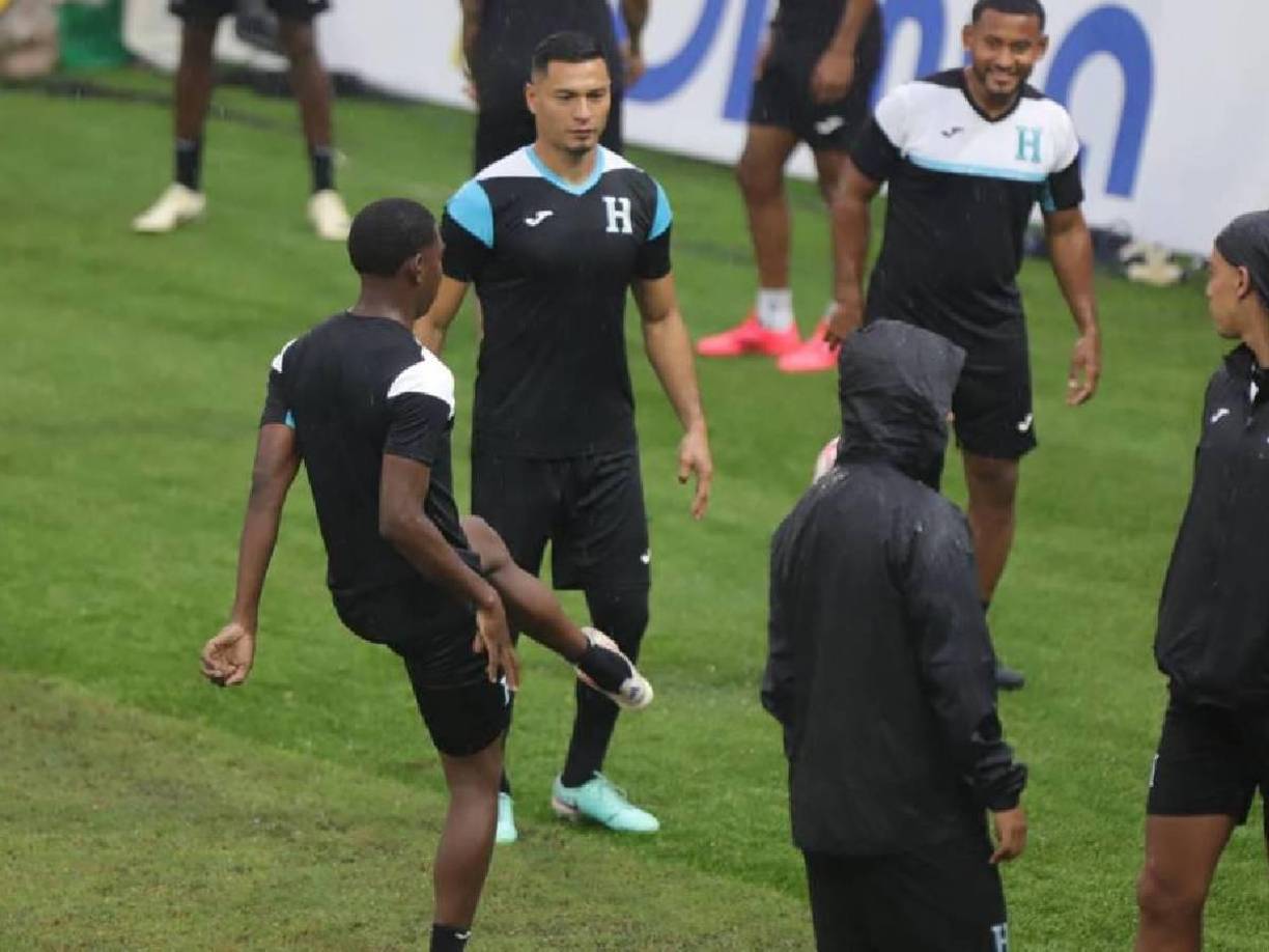 Jesús Batiz, Marlon Licona y Juan Carlos Obregón durante el entrenamiento de este jueves bajo la lluvia.