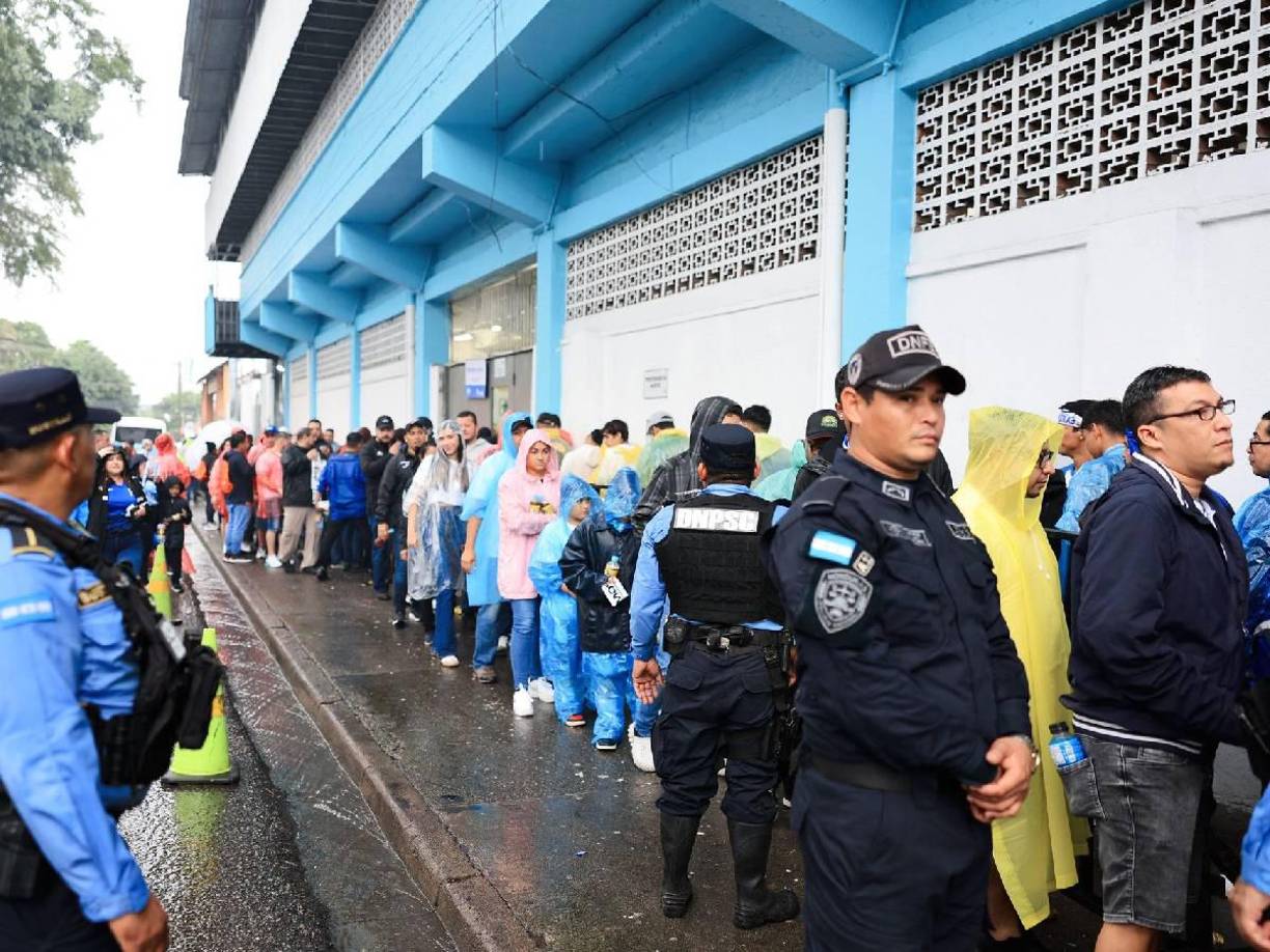 Enormes filas desde tempranas horas para ocupar sus asientos en las respectivas zonas del estadio.