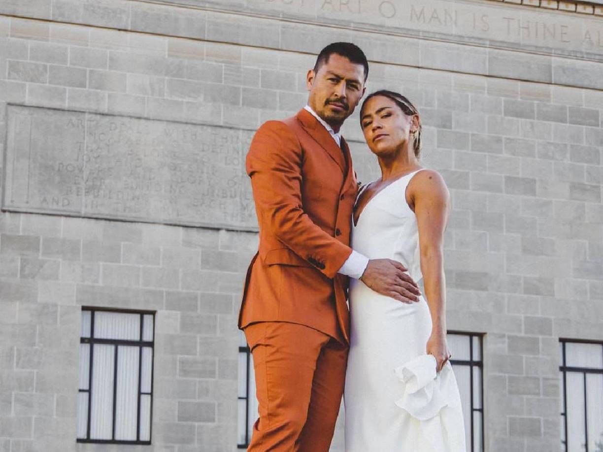 Roger Espinoza está casado con la futbolista estadounidense Lo’eau Labonta.