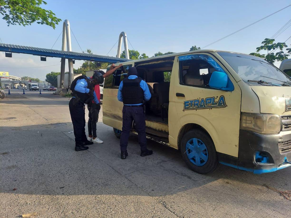 Algunos usuarios del transporte público han expresado sentirse molestos por las requisas, debido a que retrasan su llegada a destino.