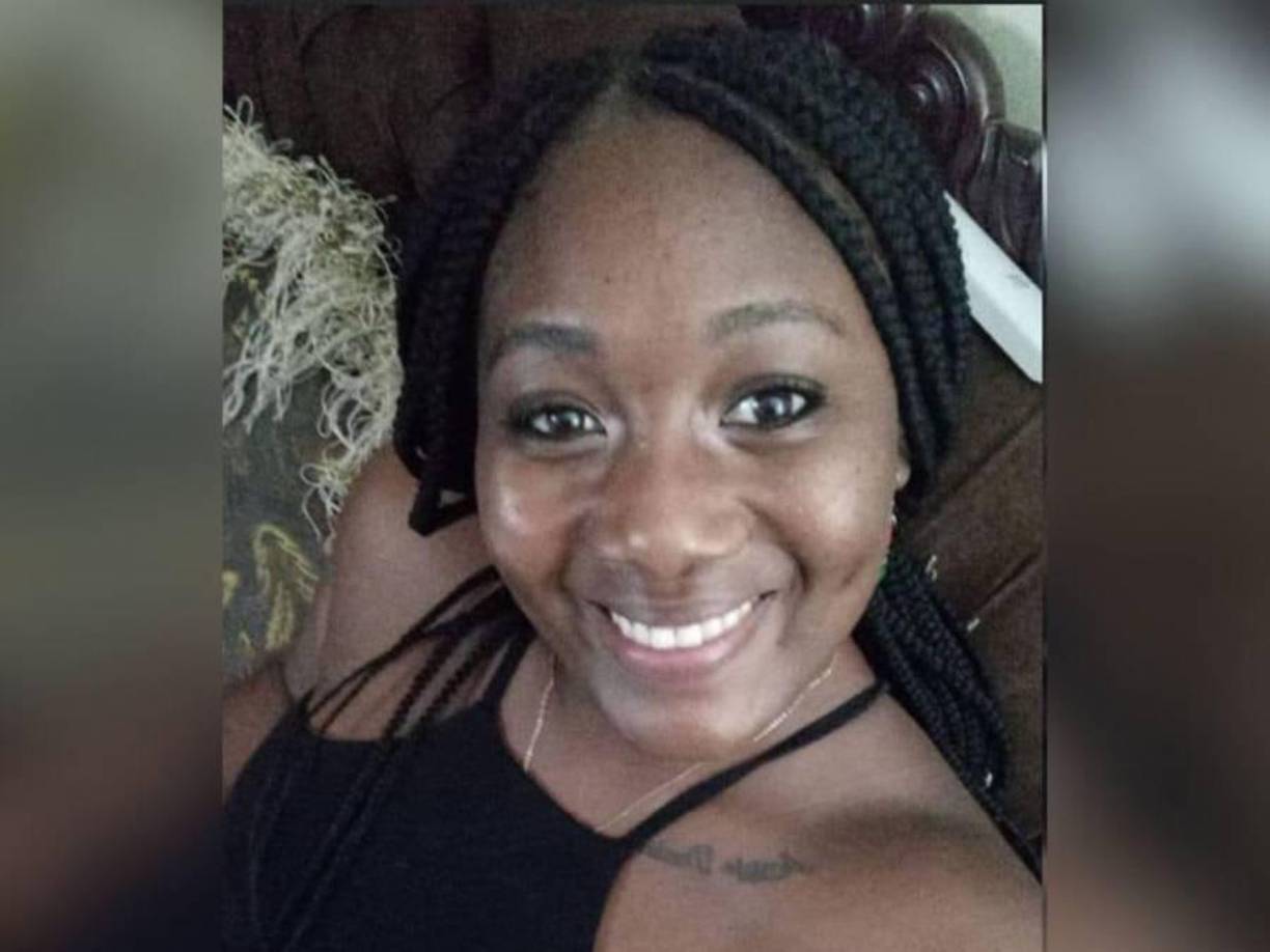 Martínez se mostraba en sus redes sociales como una joven alegre. En algunas de sus publicaciones aparece con una menor de edad, quien aparentemente es su hija.