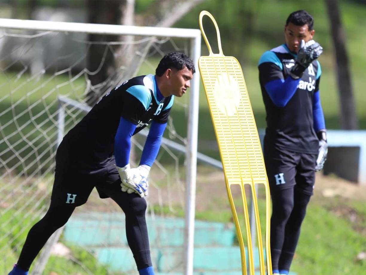 Marlon Licona fue el “maestro” en el inicio del microciclo: Se encargó de instruir a los porteros Juergen García y José Valdés. 