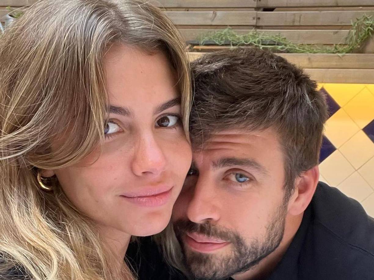 En su vida sentimental, Piqué sigue manteniendo una relación amorosa con Clara Chía.