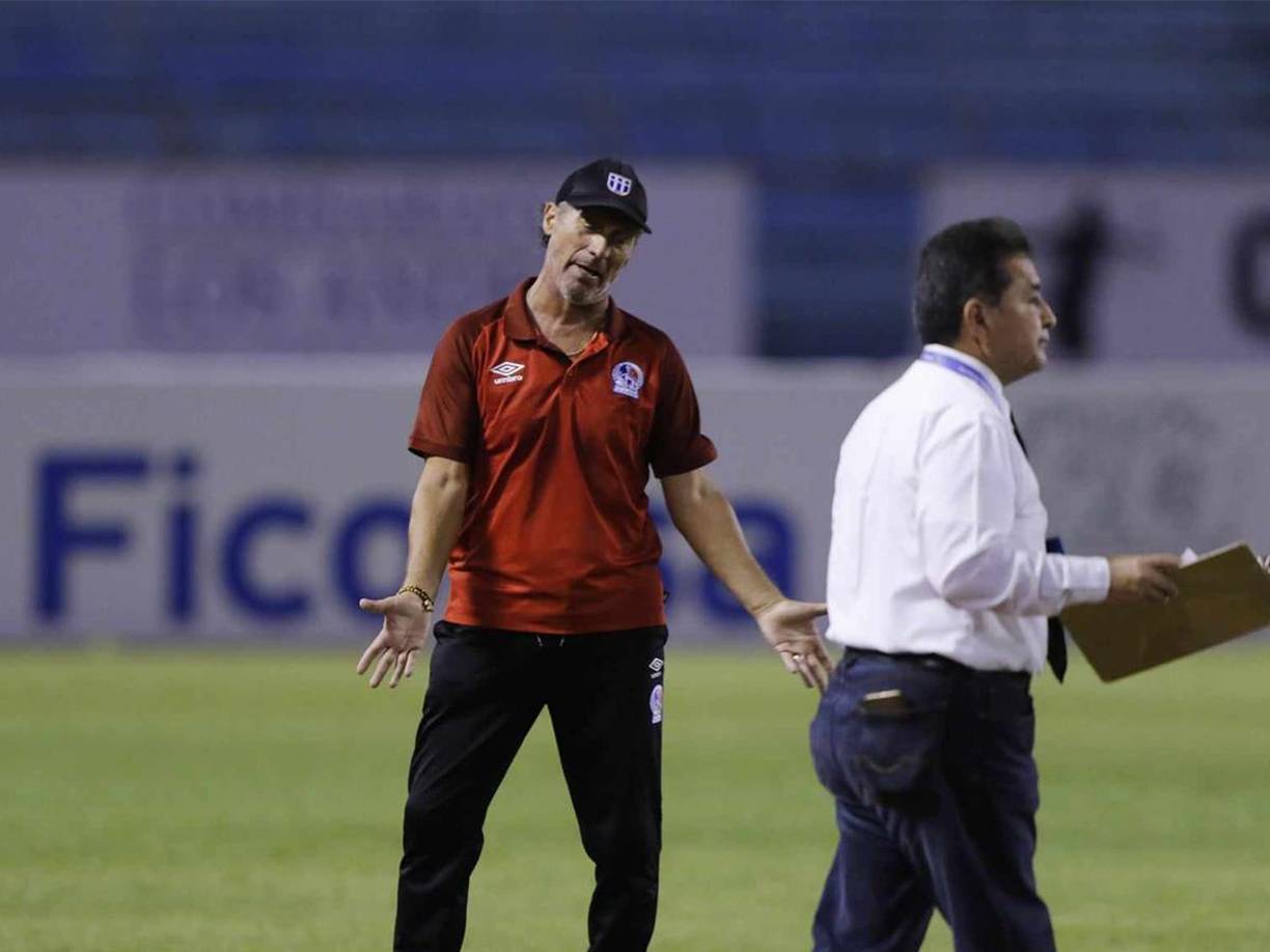 Pedro Troglio le reclamó al árbitro central Melvin Matamoros y éste le sacó una tarjeta amarilla. 