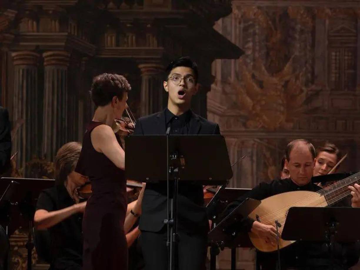 Allí cursó sus estudios superiores, donde sin necesidad de culminar sus estudios ya destacaba con sus magnas presentaciones artísticas. 