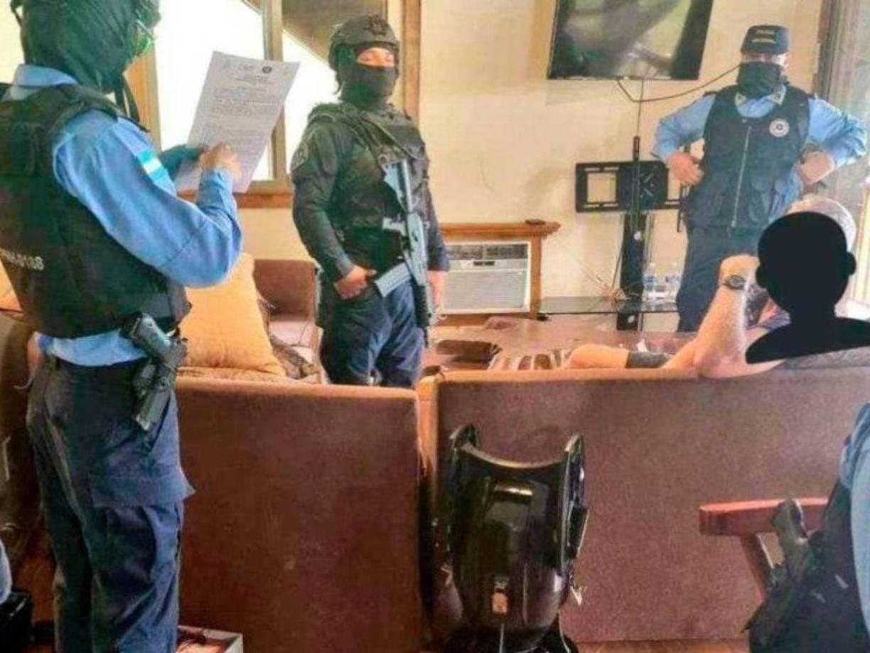 El lunes, elementos de la Dirección de Fuerzas Especiales y la Unidad de Víctimas Especiales realizaron allanamientos en cuatro viviendas de la zona, dando como resultado el hallazgo de indicios de la joven desaparecida.