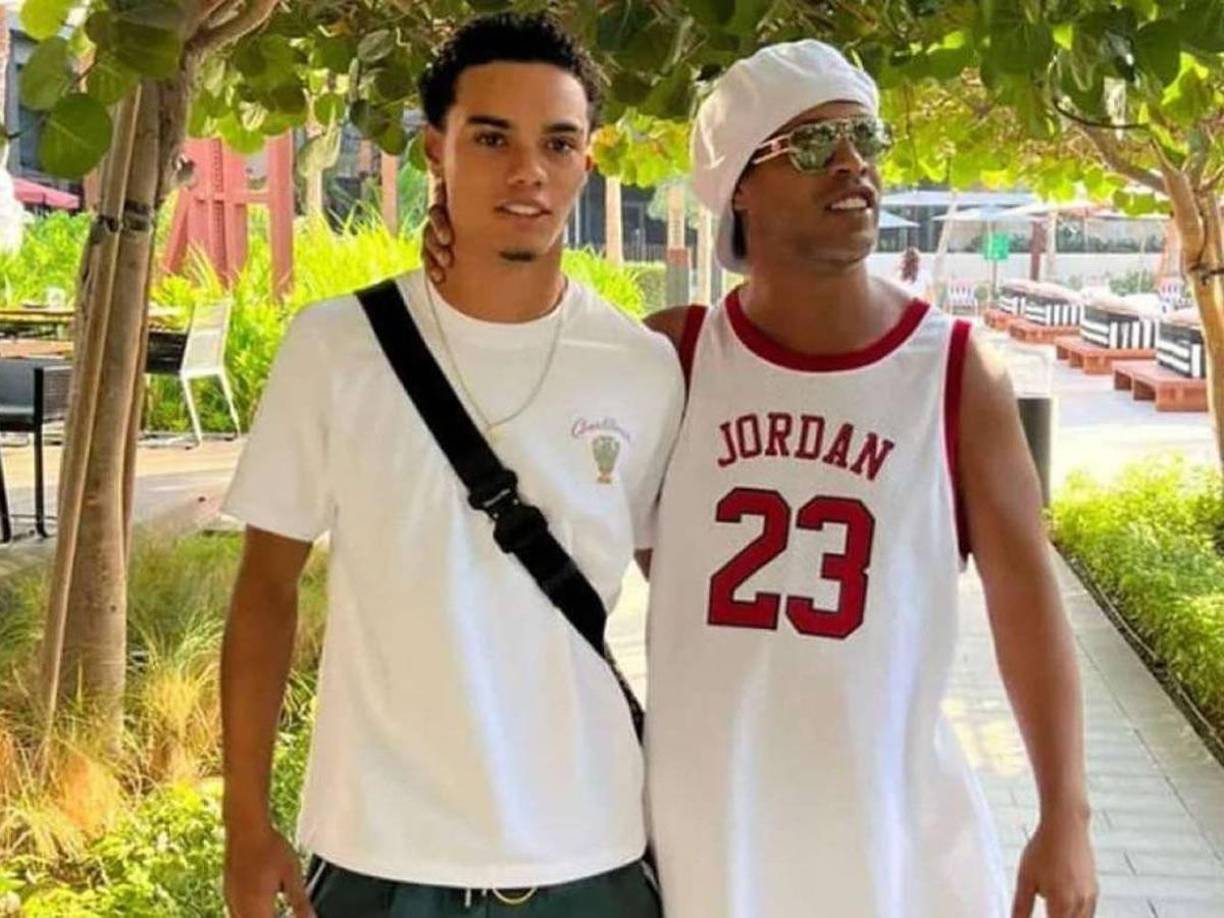 El joven de 19 años es el único hijo del ganador de la Copa Mundial y Balón de Oro Ronaldinho – quien brilló en equipos como Barcelona, AC Milan y Brasil durante sus días de jugador.