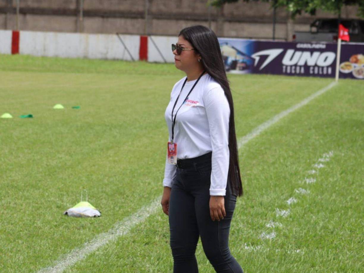 Otra hermosa joven que fue captada en el estadio Francisco Martínez de Tocoa en el encuentro Real Sociedad vs Real España. 