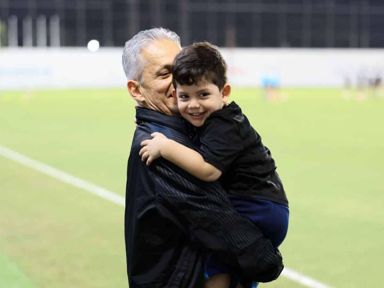 El timonel de Honduras se mostró muy cariñoso y no solamente le dio un abrazo, sino que lo cargó entre sus brazos.