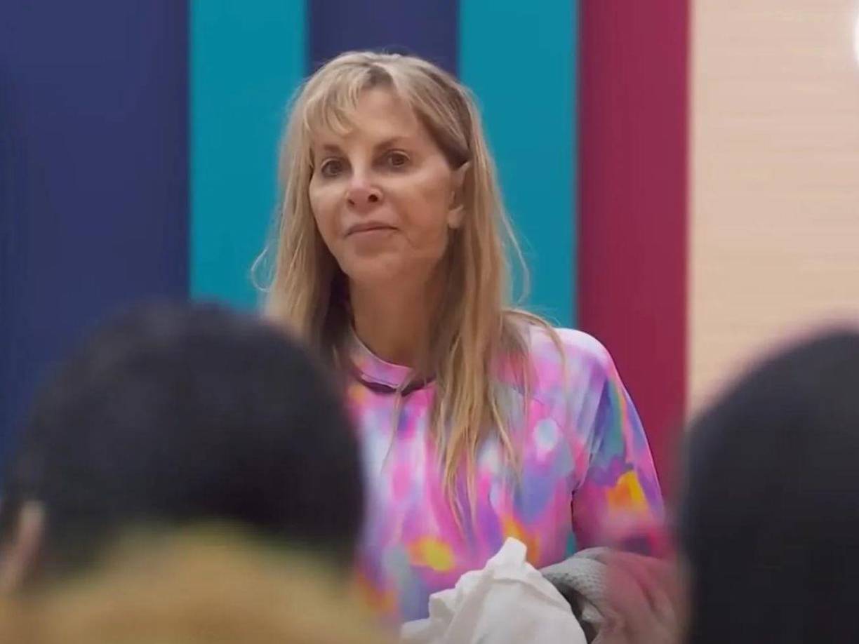 Durante la transmisión 24/7 del reality show la colaboradora del “programa Hoy” no se guardó nada para hablar de la madre de Luis Miguel, generando una peculiar reacción entre los demás habitantes, quienes prefirieron que la famosa no continuara hablando de la controversia.