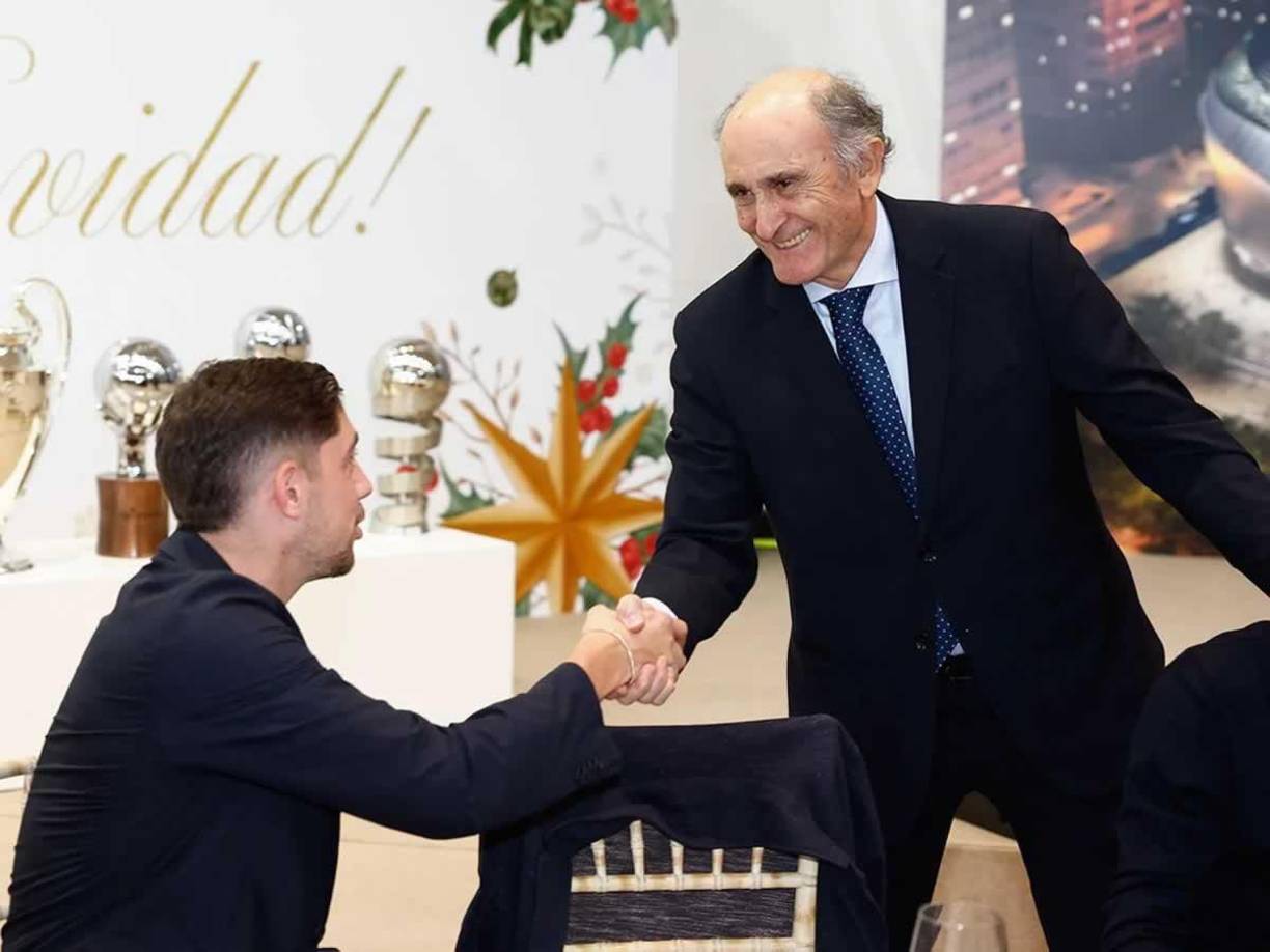 El presidente de honor del Real Madrid, José Martínez ‘Pirri’, saludando a Fede Valverde.