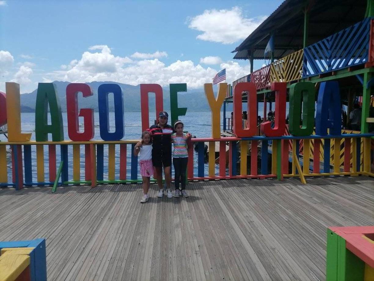 Yamileth Pérez bien acompañada en uno de los muelles.