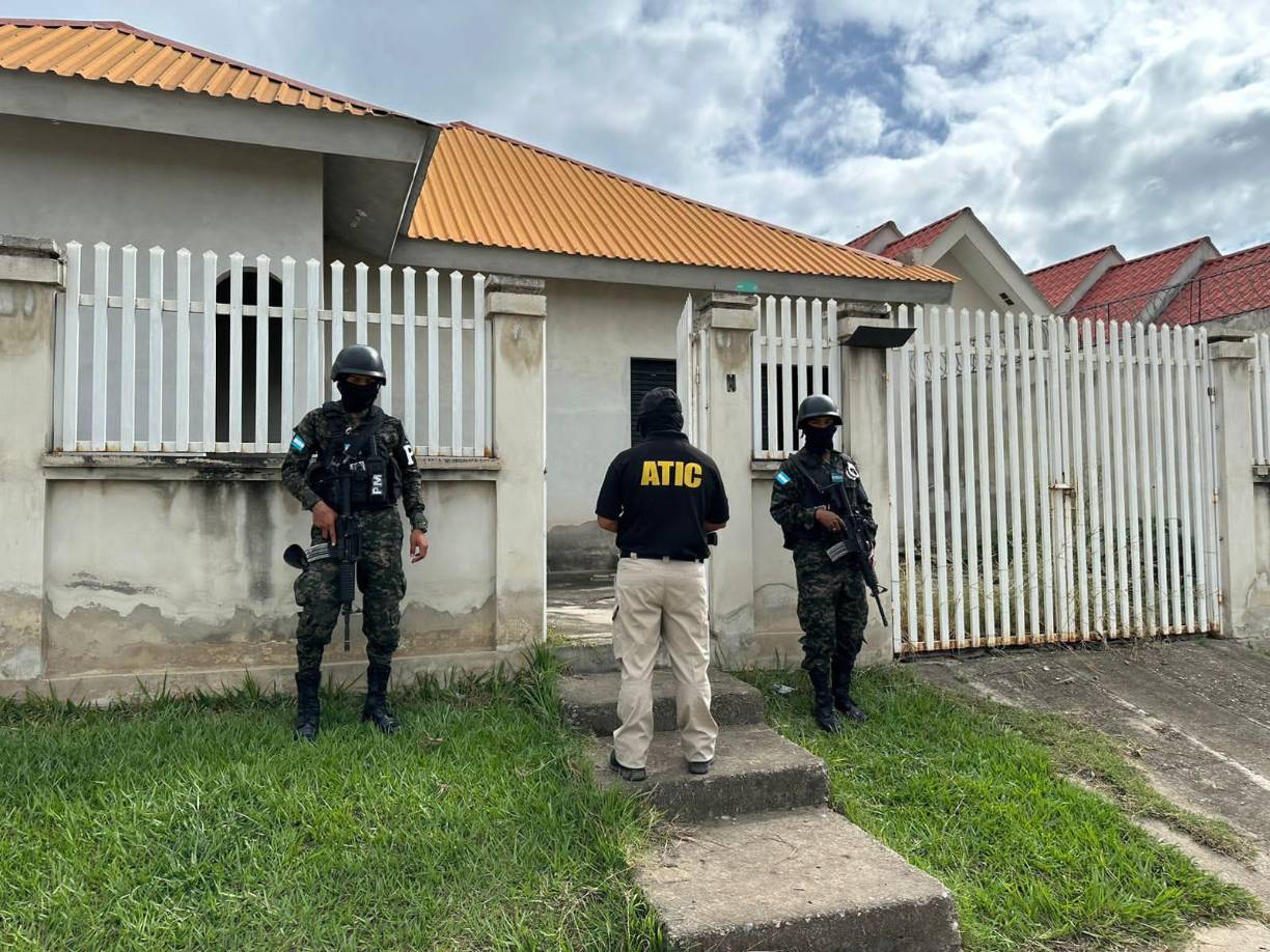 Un auto de formal procesamiento y la medida cautelar de prisión preventiva le dictó ayer un juez en la resolución de audiencia inicial a la fiscal Francia Sofía Medina Martínez. Medina, quien estaba asignada a la Fiscalía Especial contra el Crimen Organizado, es acusada de los delitos de lavado de activos, sustracción, destrucción, ocultación u inutilización de documentos en custodia, uso de información privilegiada, enriquecimiento ilícito y 38 delitos de falsificación documentos públicos.