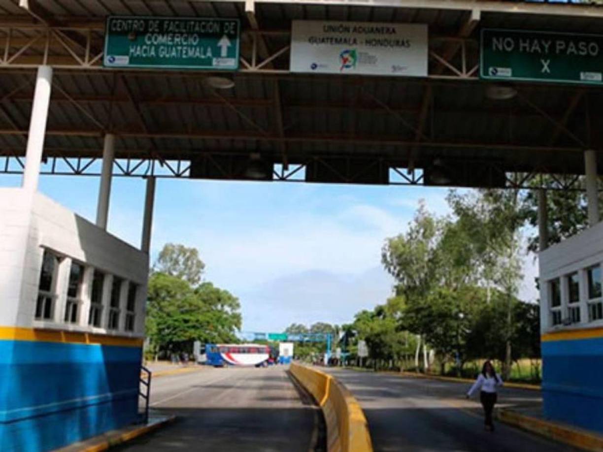 En ese documento, el responsable de la empresa debe autorizar a los que viajarán para que puedan utilizar el automóvil fuera del país, se incluyen las mismas descripciones plasmadas en la carta poder: marca, modelo, tipo, año, color, motor, chasis, cilindraje y placa.