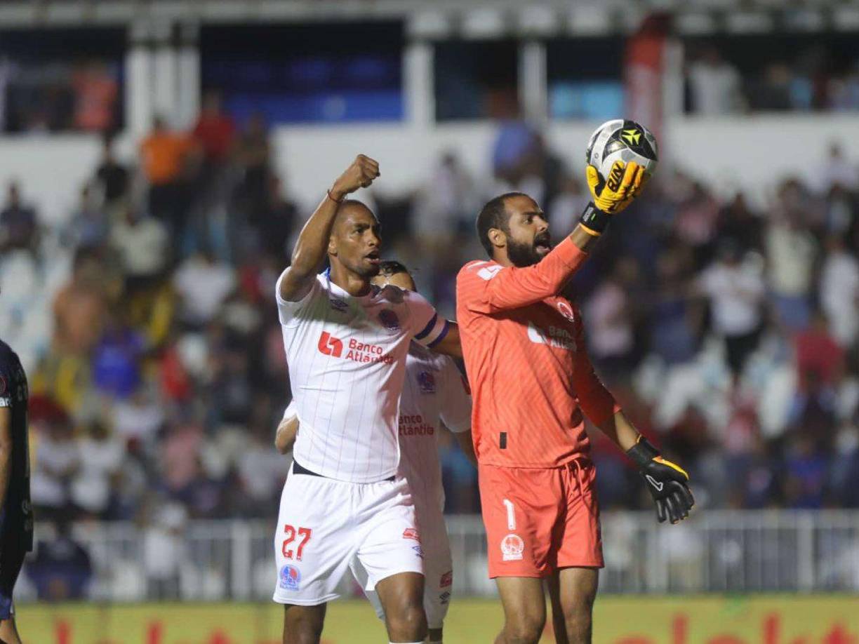 Edrick Menjívar tuvo el gesto de mostrar el balón y fue felicitado por sus compañeros.