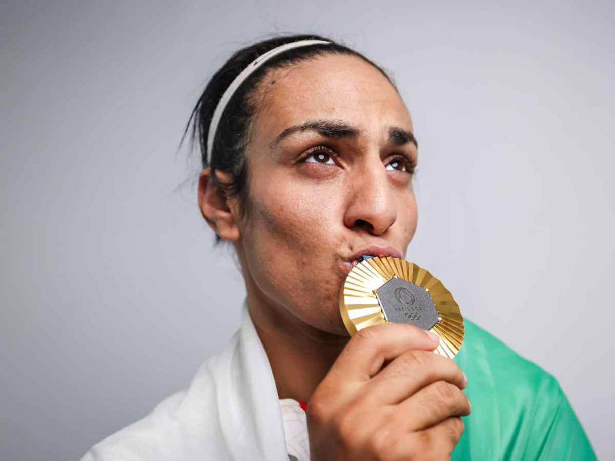 “No tenía útero, sino testículos internos y un ‘micropene’ parecido a un clítoris agrandado. Una prueba cromosómica confirmó además que Khelif tiene un cariotipo XY, mientras que una prueba hormonal descubrió que Khelif tenía un nivel de testosterona típico de los varones”, señalaron en el informe médico de Khelif.