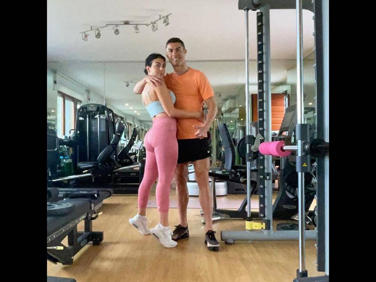 Además, en el programa de Portugal Noite de las Estrelas revelaron que Georgina no solo sería la madre de Alana Martina y Bella, sino que inscribió a los gemelos como hijos suyos.