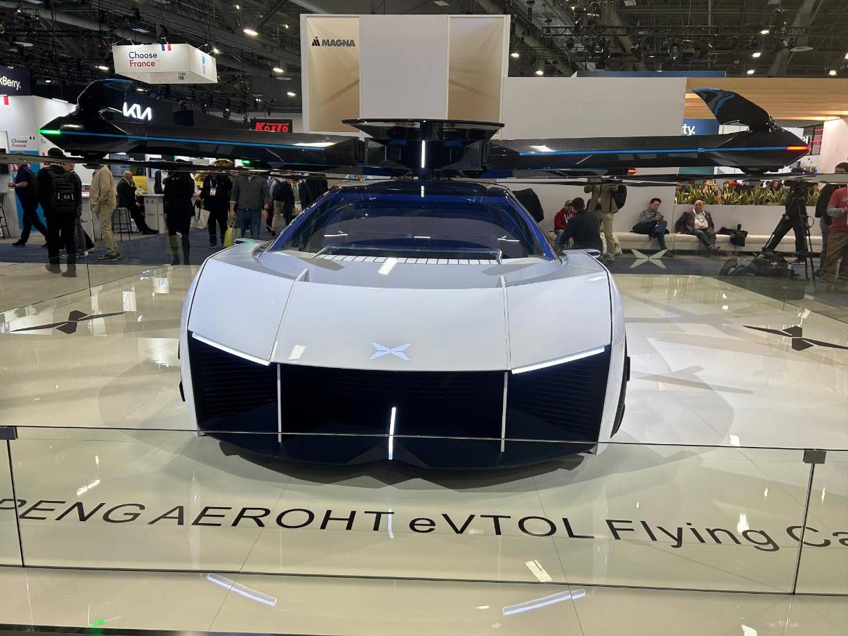 La idea de este invento es que pueda usarse tanto en las autopistas como en los cielos. En el modo conducción, el vehículo se transforma en superdeportivo, que mantiene sus hélices plegadas. Y al cambiar al modo vuelo, el EVTOL Flying Car despliega sus hélices lo que facilita su ascenso y el viajar por los cielos sin ningún problema, claro, esto si las regulaciones de aviación locales lo permiten.