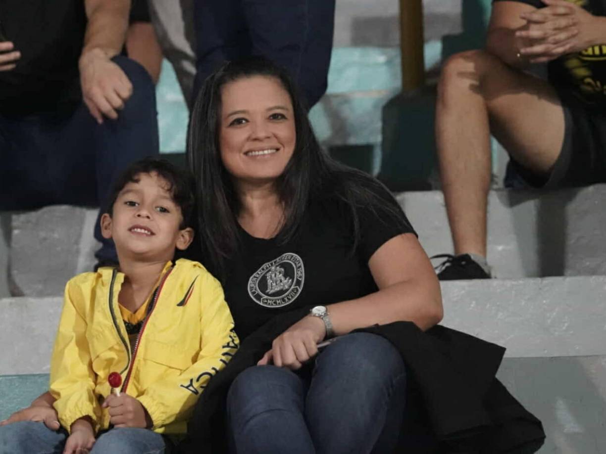 Ella llegó desde muy temprano al sector de preferencia del estadio Morazán acompañada por un hermoso niño. 