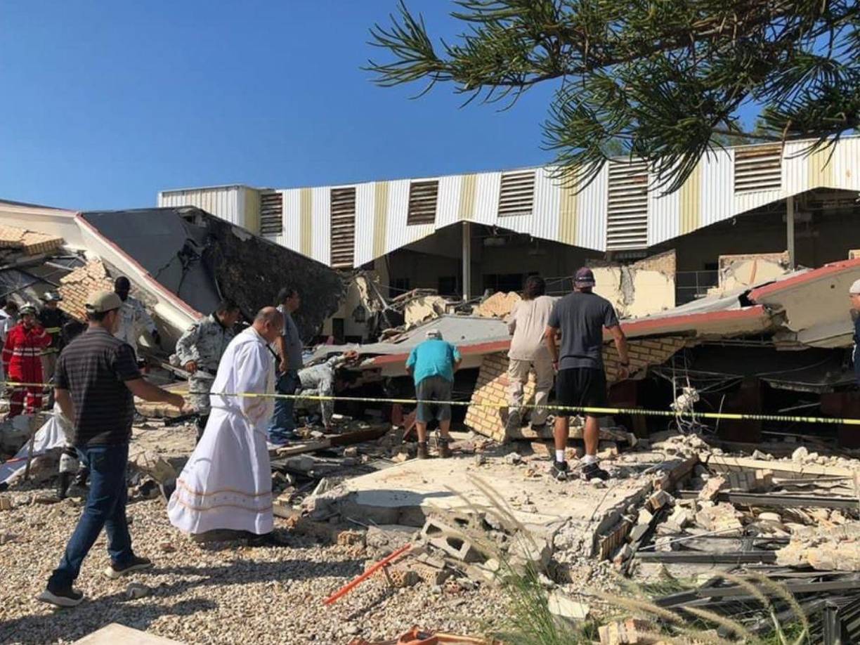 Un tarde trágica e insólita vivieron cientos de feligreses de la Iglesia de La Santa Cruz en México, tras derrumbarse de manera misteriosa todo el templo de la iglesia.. Hay personas atrapadas y decenas de heridos.