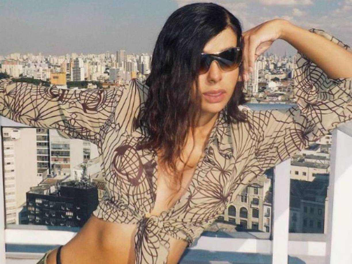 Desde entonces, produce música secular y posa en sus videos musicales y redes sociales con poca ropa.