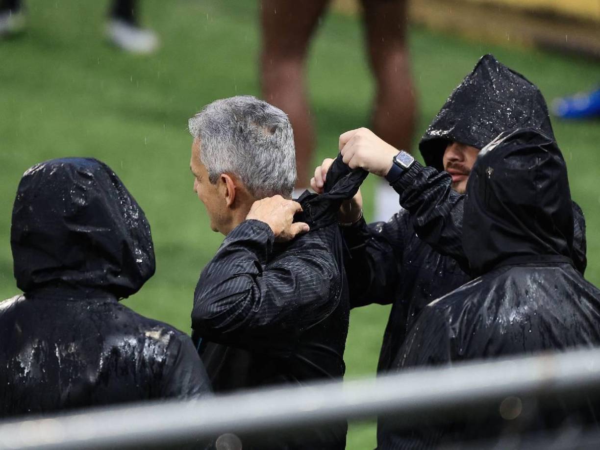 Luis Brevé, gerente de la Selección de Honduras, tuvo que ayudarle al entrenador de la Bicolor.