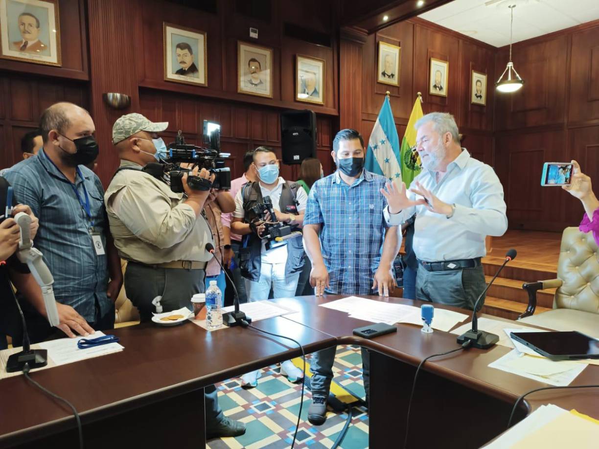 El “acuerdo de medidas de convivencia emprendedores lavadores de carros Río Blanco”, presentado por la comuna, estipula o manda que para lavar carros se deberá usar champú biodegradable.