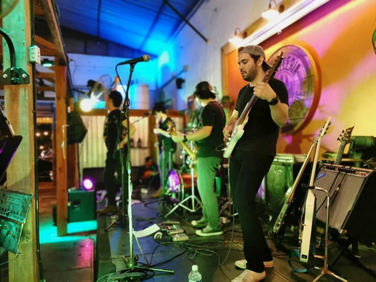 REVOLVERFecha: 30 de diciembre<br />Lugar: Alguimia Cervecera, ubicado en la 2 calle, 14 y 15 avenidas de barrio Suyapa de San Pedro Sula.<br />Hora: 9:00 pm <br />Reservaciones: 9742-1082