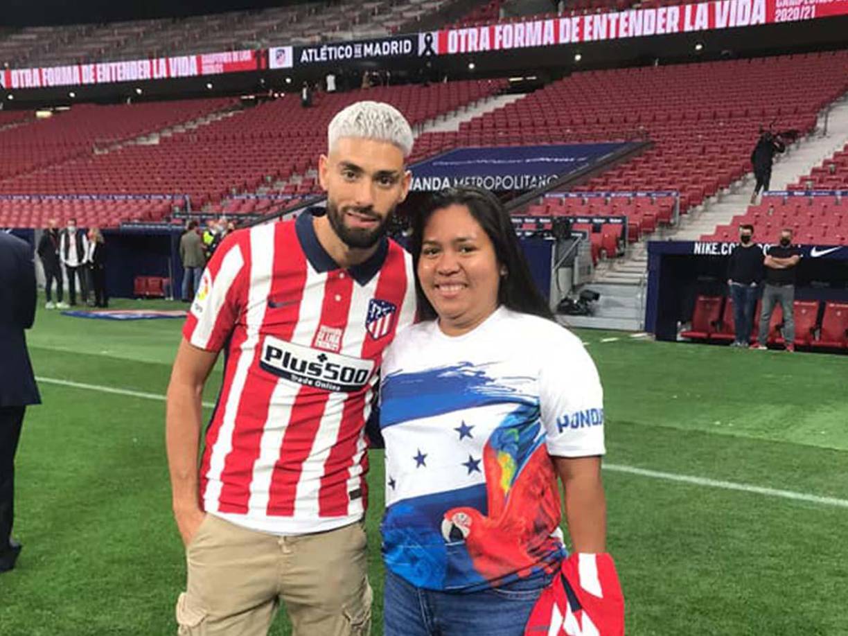 Denia Cerrato con Yannick Carrasco, jugador de la selección de Bélgica. 